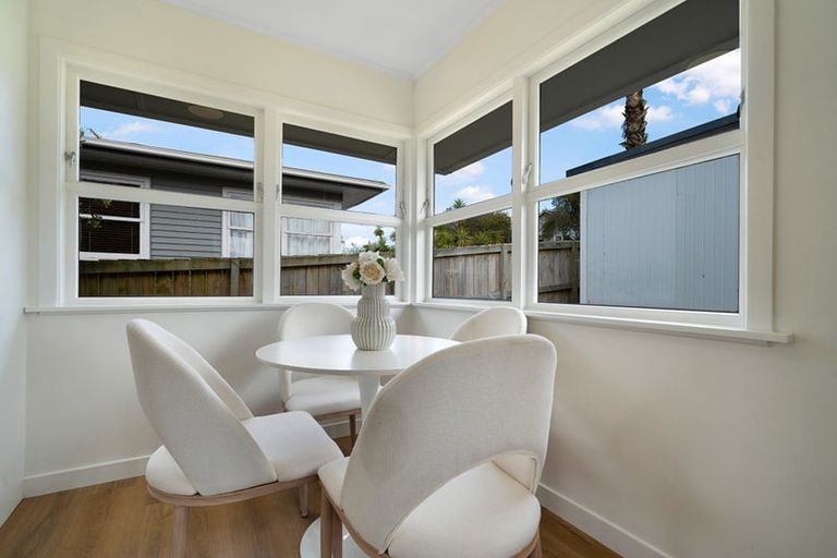 Photo of property in 6 Cajero Place, Green Bay, Auckland, 0604