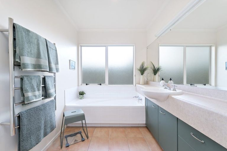 Photo of property in 42 Harvest Drive, Henderson, Auckland, 0612