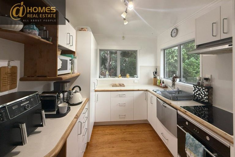 Photo of property in 16 Mirovale Place, Totara Vale, Auckland, 0629