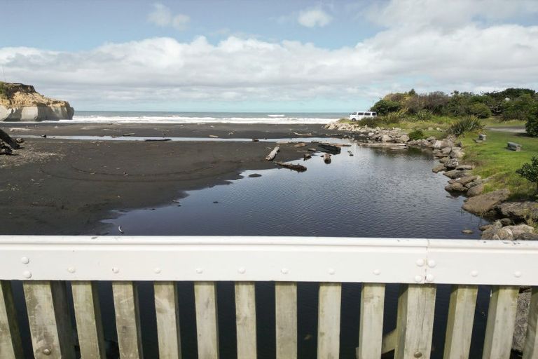 Photo of property in 35 Mowhanau Drive, Kai Iwi, Whanganui, 4574