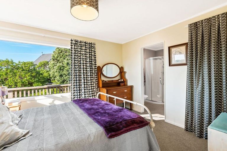 Photo of property in 16 Frances Street, Waikanae Beach, Waikanae, 5036
