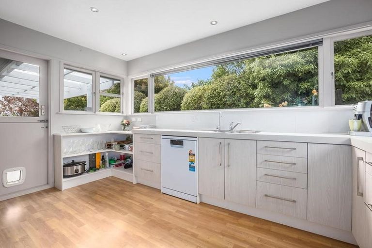 Photo of property in 15 Tawa Street, Waikanae, 5036