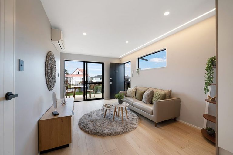 Photo of property in 1 Tacitus Place, Totara Vale, Auckland, 0629