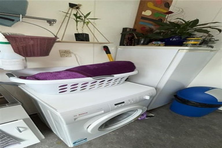 Photo of property in 31 Cumberland Street, Merrilands, New Plymouth, 4312