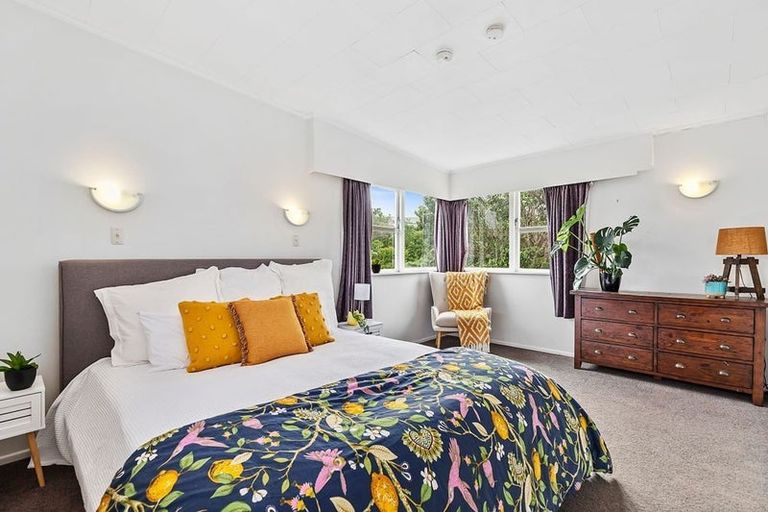 Photo of property in 4 Lyndfield Lane, Newlands, Wellington, 6037