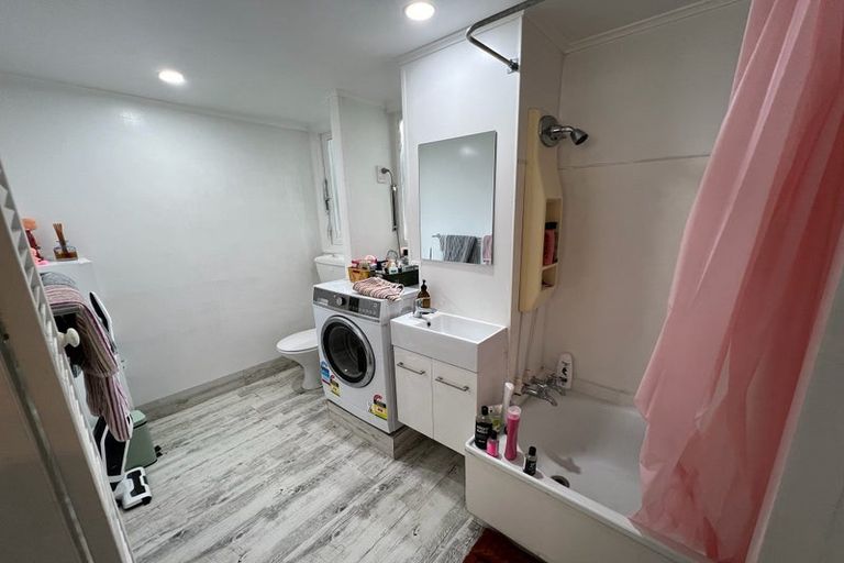 Photo of property in Churchill Flats, 213 The Terrace, Wellington Central, Wellington, 6011