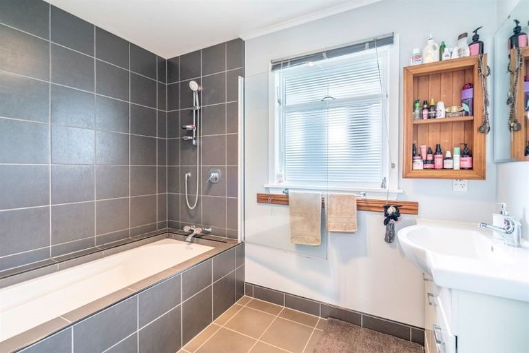 Photo of property in 246f Marine Parade, Bluff, 9814