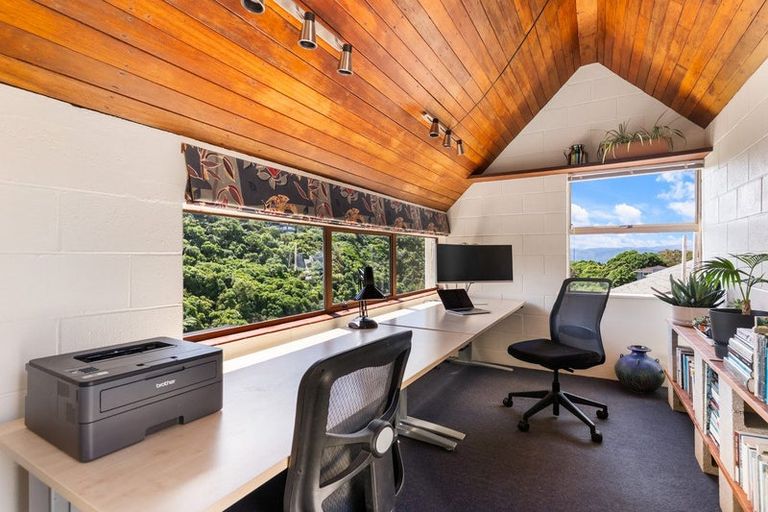 Photo of property in 74 Ranui Crescent, Khandallah, Wellington, 6035