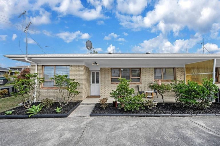 Photo of property in 1/52 Butterworth Drive, Glendene, Auckland, 0602