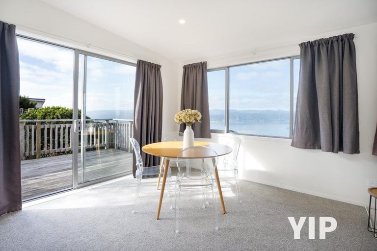 Photo of property in 4b Sunhaven Drive, Newlands, Wellington, 6037