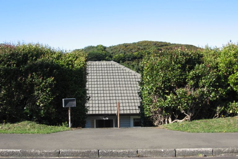 Photo of property in 27 Spenmoor Street, Newlands, Wellington, 6037