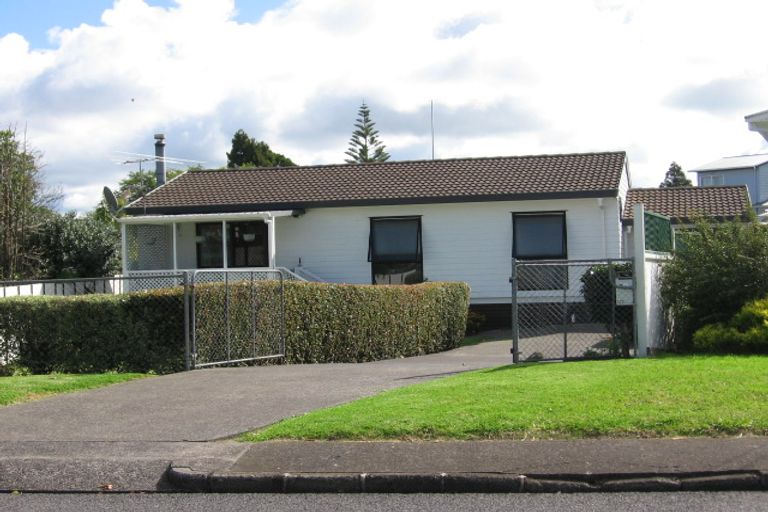 Photo of property in 2/2 Graham Avenue, Te Atatu Peninsula, Auckland, 0610
