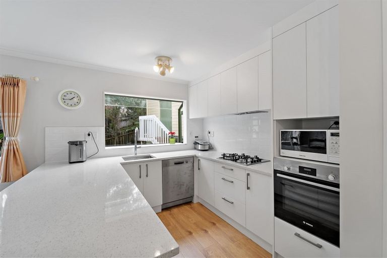 Photo of property in 32a Deverell Place, Northcross, Auckland, 0632
