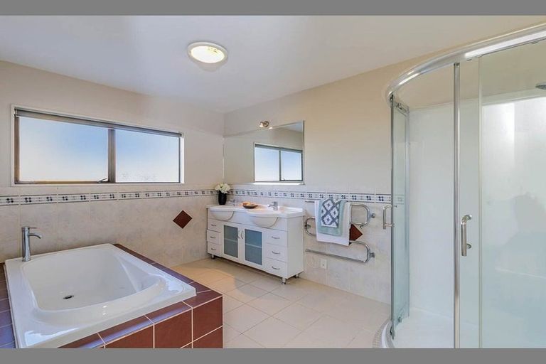 Photo of property in 3 Farr Road, West Harbour, Auckland, 0618