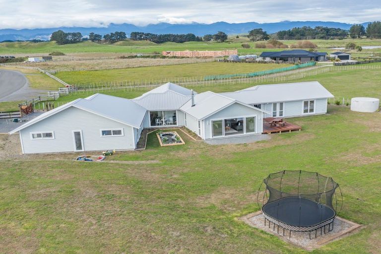 Photo of property in 14 Mowhia Grove, Waitarere, Levin, 5510
