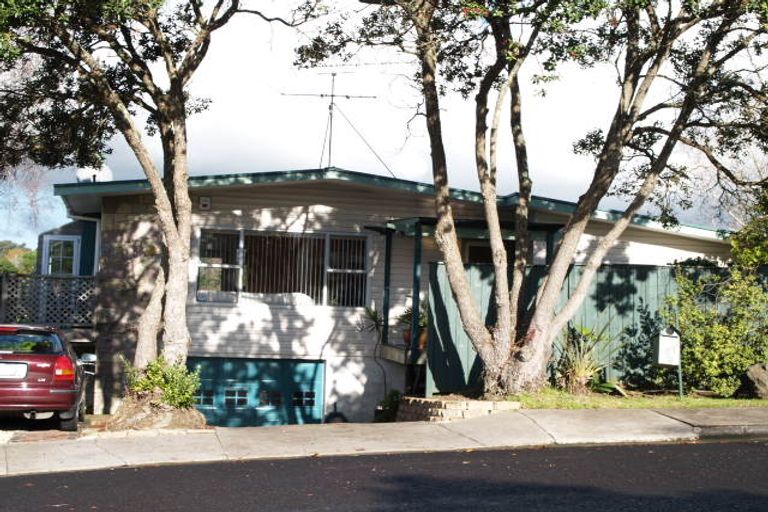 Photo of property in 17 Tanglewood Place, Cockle Bay, Auckland, 2014