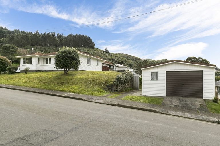 Photo of property in 20 Franklyn Road, Tawa, Wellington, 5028