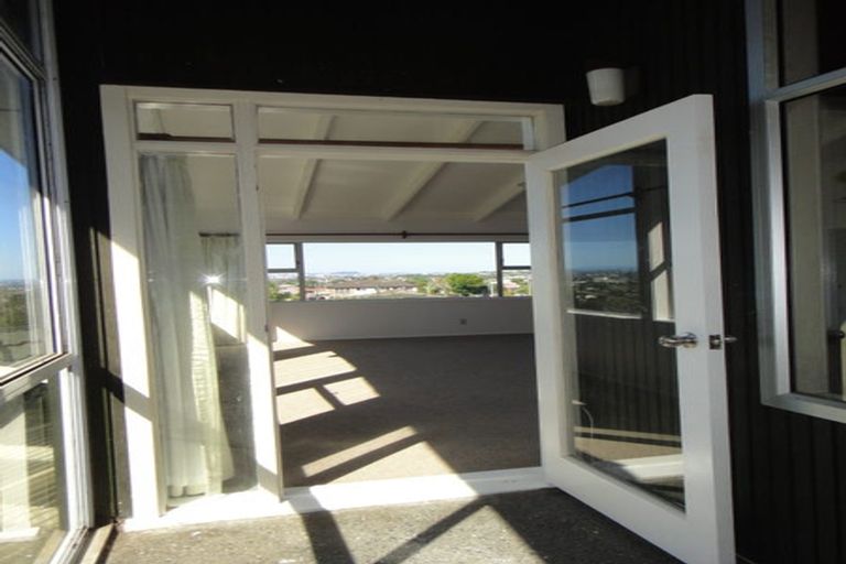 Photo of property in 639a Glenfield Road, Totara Vale, Auckland, 0629