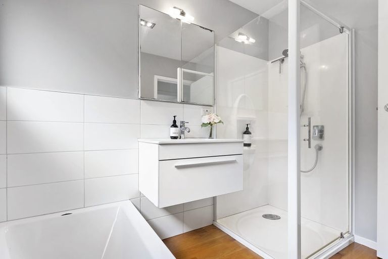 Photo of property in 35 Finn Place, Totara Vale, Auckland, 0629