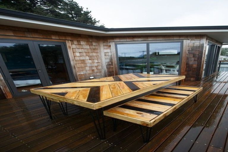 Photo of property in 274 Queens Drive, Lyall Bay, Wellington, 6022