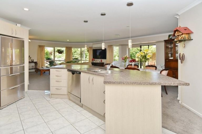 Photo of property in 90 Willowview Drive, Redwood, Christchurch, 8051