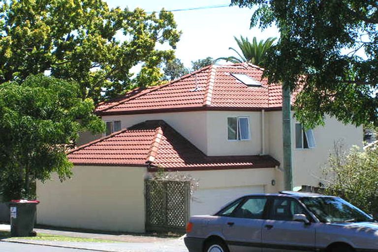 Photo of property in 2/19 Rodney Road, Northcote Point, Auckland, 0627