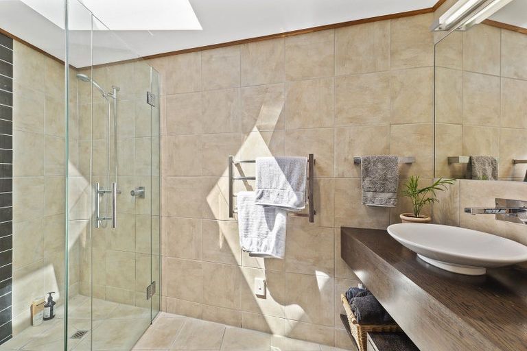 Photo of property in 2 Robieson Lane, Roseneath, Wellington, 6011