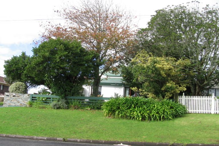 Photo of property in 2/109a Pah Road, Cockle Bay, Auckland, 2014