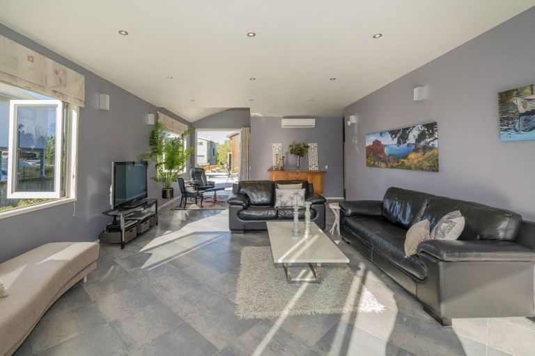 Photo of property in 17 Hahei Beach Road, Hahei, Whitianga, 3591