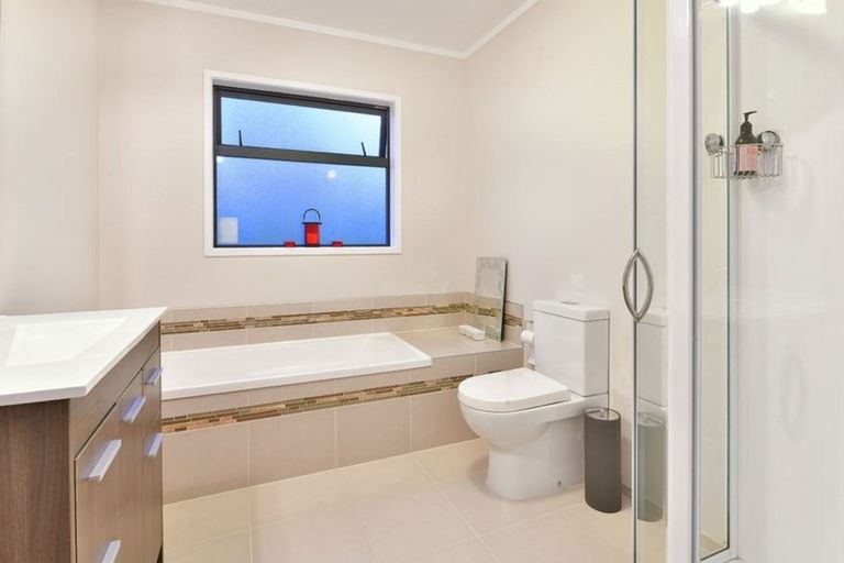 Photo of property in 3 Roberts Road, Tindalls Beach, Whangaparaoa, 0930