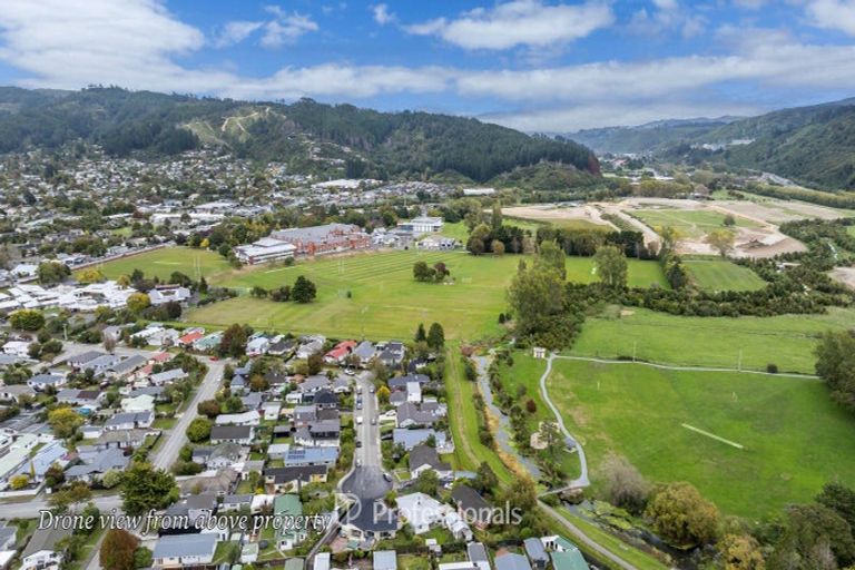 Photo of property in 35 Whirinaki Crescent, Heretaunga, Upper Hutt, 5018