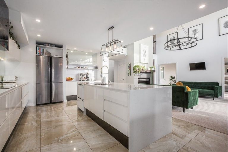 Photo of property in 88 Queen Charlotte Drive, Aotea, Porirua, 5024