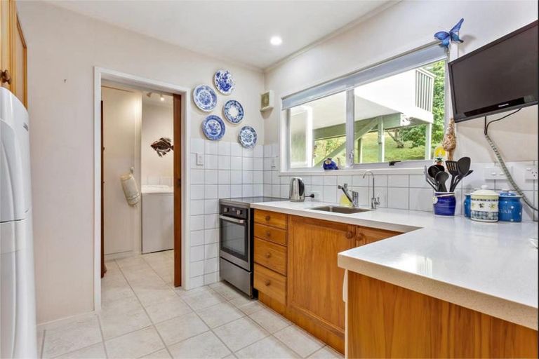 Photo of property in 15 Easton Park Parade, Glenfield, Auckland, 0629