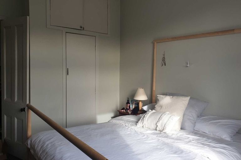 Photo of property in 51 Onewa Road, Northcote, Auckland, 0627