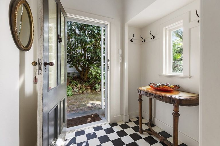 Photo of property in 10 Wesley Road, Kelburn, Wellington, 6012