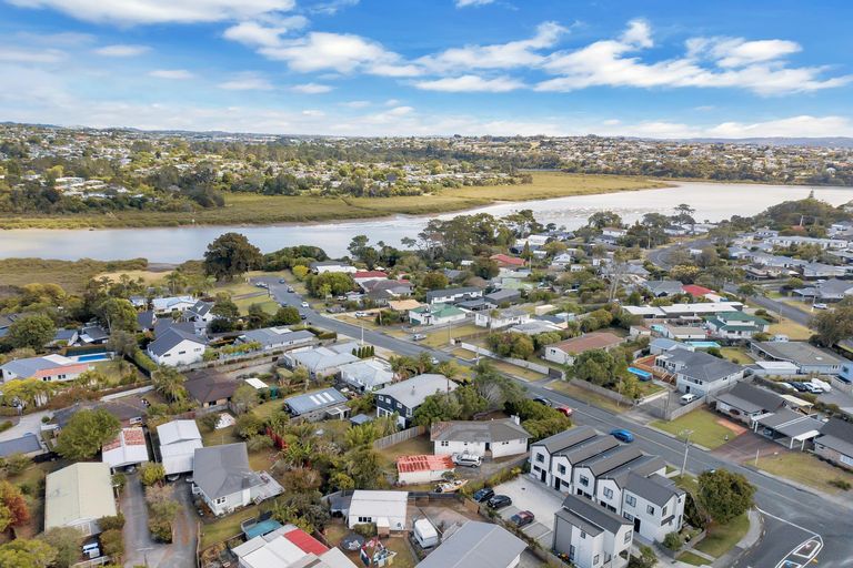 Photo of property in 27 Wharf Road, Te Atatu Peninsula, Auckland, 0610