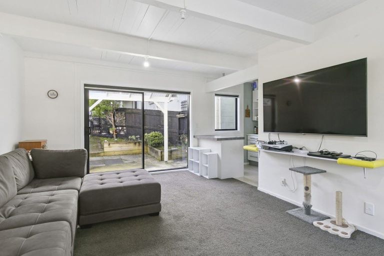 Photo of property in 118 Akaroa Drive, Maupuia, Wellington, 6022