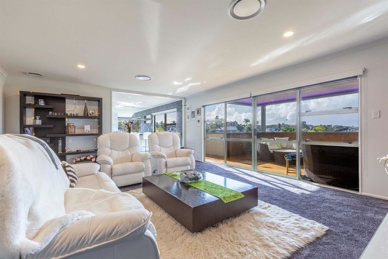 Photo of property in 6 Hogarth Rise, West Harbour, Auckland, 0618