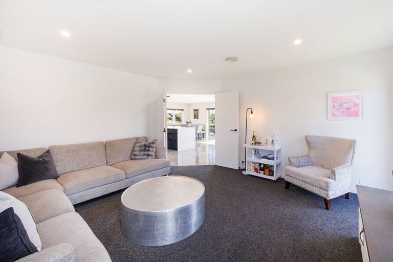 Photo of property in 37 Vaucluse Heights, Fitzherbert, Palmerston North, 4410