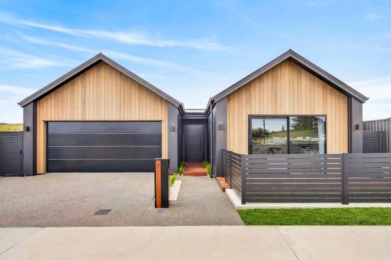 Photo of property in 7 Annie Aranui Drive, Poraiti, 4182