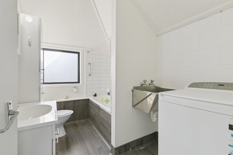 Photo of property in 118 Akaroa Drive, Maupuia, Wellington, 6022