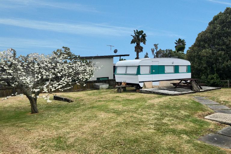 Photo of property in 1 Motuketekete Avenue, Army Bay, Whangaparaoa, 0930