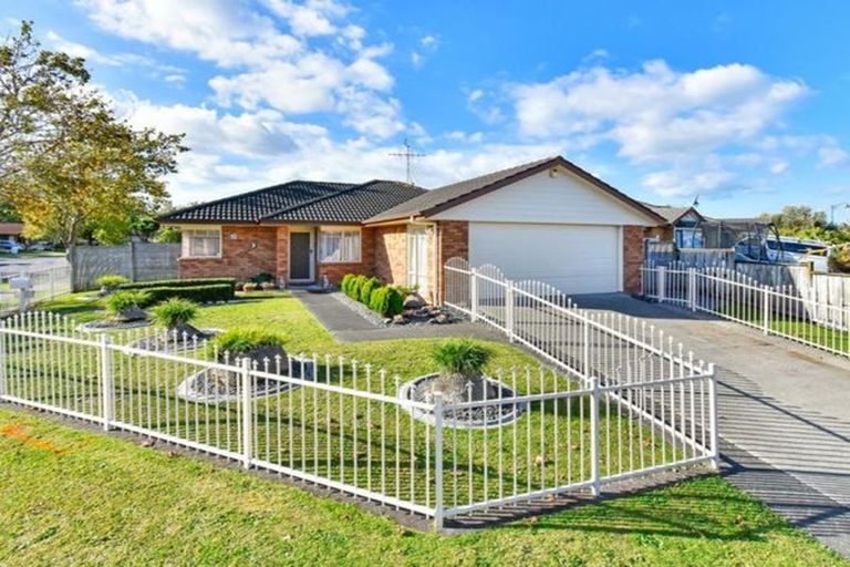 Photo of property in 79 Riverton Drive, Randwick Park, Auckland, 2105