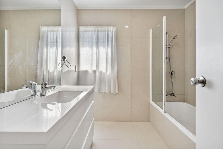 Photo of property in 328 Roscommon Road, Clendon Park, Auckland, 2103