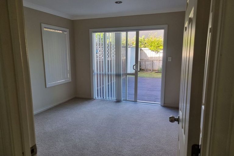 Photo of property in 7 Harrowglen Drive, Northcross, Auckland, 0632