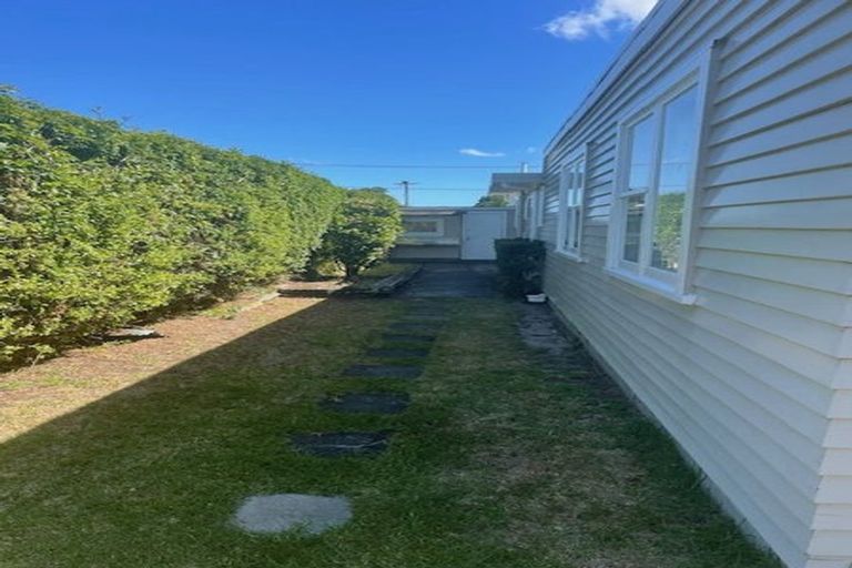 Photo of property in 21 Rauparaha Street, Waikanae Beach, Waikanae, 5036