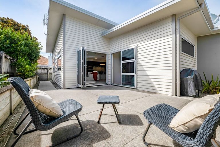 Photo of property in 2/297 Carrington Street, Vogeltown, New Plymouth, 4310