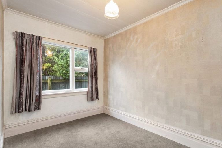 Photo of property in 18 Sandwich Road, Beckenham, Christchurch, 8023