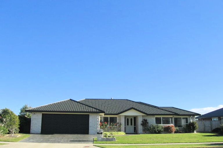 Photo of property in 66 Guildford Drive, Paraparaumu, 5032