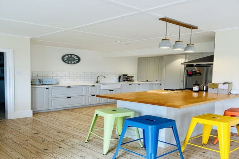 Photo of property in 8 Pendrell Road, Piha, New Lynn, 0772